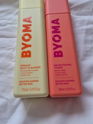 BYOMA Toner 150ml, cleanser 175ml. - Toner & cleanser från byoma! Riktigt bra produkter speciellt tonern som ger ett lyster och glow!! Båda har cirka 75% kvar men båda är I mycket bra skick! Köpte tonerna för 179kr och cleansern för 169 kr men säljer båda för 100 kr tillsammans eller 70 för 1 av dem!