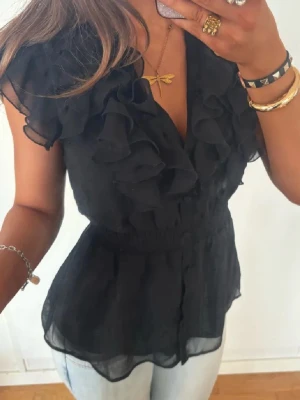 Vringad svart volangtopp  - Så söt svart vringad volangtopp! Jag är 168 och det är mina bilder, köp via köp nu direkt eller Swish, kvar tills markerad som såld 💖 