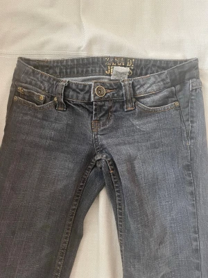 Lowaist jeans  - Gråa lowaist jeans köpta på vinted som tyvärr har blivit för små för mig 