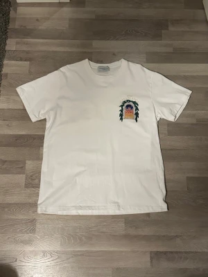Vit Casablanca t-shirt med tryck - Säljer en vit t-shirt från Casablanca då den inte passade mig i storleken. Priset är inte hugget i sten. Vid fler frågor eller funderingar kontakta mig.