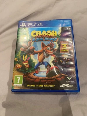 Crash Bandicoot N. Sane Trilogy PS4 - Crash Bandicoot N. Sane Trilogy till PS4, ett färgstarkt plattformsspel där du får tre klassiska Crash-spel i en remastrad samling. Blå plastfodral med snyggt omslag och originalskiva. Perfekt för dig som gillar retro och äventyr!