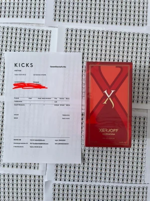 Xerjoff Wardasina Eau de Parfum 100ml - Lyxig parfym från Xerjoff i modellen Wardasina. Flaskan rymmer 100 ml och kommer i en elegant röd och guld kartong med exklusiv design. Eau de Parfum med intensiv och unik doftprofil, perfekt för dig som vill sticka ut med en sofistikerad signaturdoft.