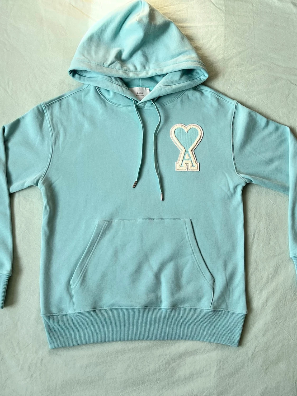 Ljusblå hoodie från Ami Paris