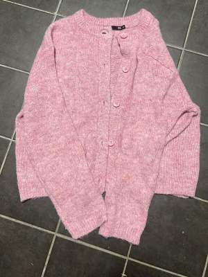 Stickad kofta  - Rosa stickad kofta från lager 157 i storlek XS. Den är aldrig använd, endast provad. 