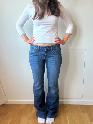 Blå bootcut jeans  - Mörkblå Lågmidjade Jeans i storlek XS. Midja rakt över: 36 cm inneben: 79 cm