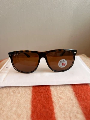 Rayban ”Boyfriend” polarized - Löningserbjudande: Helt nya Ray-Ban “Boyfriend” Polarized. De är oöppnade med alla etiketter kvar och  allt som syns på bild ingår. Säljs för endast 549 kr. Erbjudandet gäller till onsdag 23:59