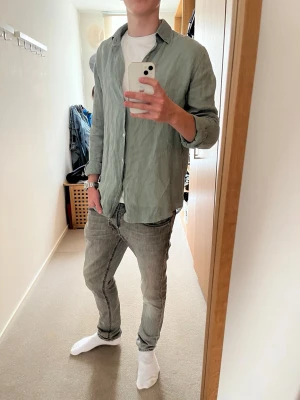 Massimo dutti linneskjorta  - Tjena, säljer denna riktigt feta linneskjorta från  Massimo dutti. Skicket är väldigt bra, skulle säga 9/10. Stoleken är M, killen på bilden är 182 cm. Släng iväg ett dm för frågor! 🙌🍾