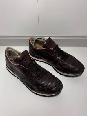 Bruna lädersneakers från Tod's - Snygga skor ifrån Tod’S. Storlek 45 men passar 44/45. Skick 8/10, inga defekter utom lite slit längst fram. Givetvis äkta. Fraktar samma dag!