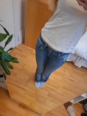 Blå bootcut jeans med låg midja - Säljer ett par blå bootcut jeans med låg midja och snygga fickor med mönster. Passar till det mesta. Priset kan eventuellt diskuteras. Skriv till mig vid frågor!❤️