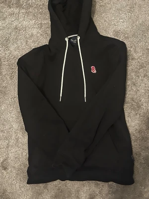 Svart hoodie från Bondelid med snörning - Svart bondelid hoodie i storlek M är i nästan nyskick