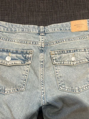 Ljusblå raka jeans från Perfect Jeans - Ljusblå jeans med raka ben från Perfect Jeans. 