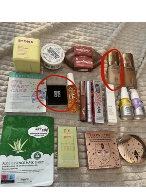 Charlotte Tilbury Airbrush Flawless Foundation - Lyxig foundation från Charlotte Tilbury i glasflaska med guldfärgad pump och lock. Ger en jämn, naturlig finish och finns i två nyanser – en ljusare och en medium. Perfekt för dig som vill ha en flawless bas med lång hållbarhet. Den är endast testad! Och ett givency puder helt nytt!