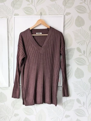 Lång Ribbad Tröja Indiska Storlek S -M/L - -Superskön mjuk och elastisk längre tröja i jättefint skick. - Storlek  S men passar mer M - L. - Skönt tyg och inge klimaterial. - Använd en handfull gånger så lite avändning kan synas i lappar annars superfin . - Är lite vikmönster i vringningen (mudden) så den behöver blötas och strykas till så att vecket försvinner. - Jag kan ha missat någon miniskavank men jag har försökt att granska så gott det går.