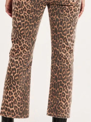 Leopardmönstrade jeans från Kappahl - Säljer ett par snygga leopardmönstrade jeans från Kappahl. Jeansen har raka ben och klassisk femficksmodell. Färgen är brun med svarta och beige detaljer i mönstret. Perfekta för dig som vill sticka ut och addera lite edge till din outfit.  Nypris 599kr