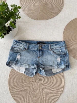 Tally weijl lågmidjade jeansshorts  - Storlek 38 (M). Rakt över midjemått: 39cm. Sista bilden är endast för att visa förväntat passform! Skickas inom 24h. Se liknande plagg i min profil! A5