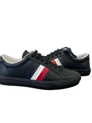 Moncler skor  - Moncler skor storlek 41 använda några få gånger har dutbag kvar, inga direkta tecken på användning. Nypris 5000kr mitt pris endast 1750kr, hör av er vid frågor. Mvh Trend closet🙌