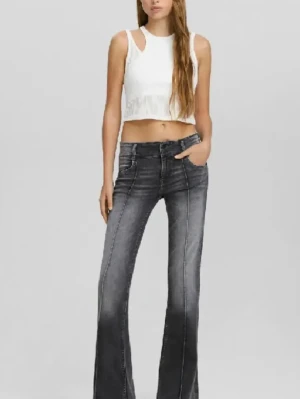 Bootcut jeans  - Snygga jeans från bershka som är svin sköna att ha, bra skick förutom att det finns ett hål i rumpan, därav priset. 