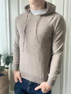 Cashmere merino wool hoodie  - Cashmere merino wool hoodie, Inga defekter! Modellen i bilderna är 180 cm 75 kg och bär Storlek S  , Kom med frågor! 🌟 (Kan gå ned i pris vid köp av paket 😉) 