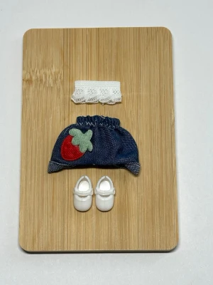 Sonny Angel kläder set  - Sött set med kläder som inkluderar  blå jeansshorts med jordgubbsapplikation, vit spetskantad topp och vita små skor som passar Sonny angel.