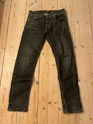 Jack & Jones jeans - Jag säljer ett par Jack & Jones jeans i modellen Mike. De sitter ganska slim men är riktigt bekväma, jeansen är i bra skick förutom att de är lite slitningar längst ned på jeansen. Dessa är i storlek 30W32L. Hör av er vid funderingar!