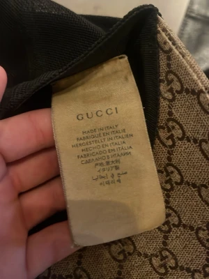Gucci keps Tiger  - !ÄKTA!    Snygg keps från Gucci Kepsen har svarta detaljer och justerbar baksida. Tillverkad i Italien och gjord i slitstarkt material som känns lyxigt och trendigt.                               Kvitto finns med och box allting! Kom ifall ni har frågor!