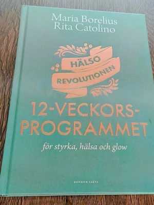 Hälsorevolutionen 12-veckorsprogrammet - Säljer boken 'Hälsorevolutionen 12-veckorsprogrammet' av Maria Borelius och Rita Catolino. Boken handlar om styrka, hälsa och glow. Perfekt för dig som vill ha inspiration till en hälsosam livsstil.