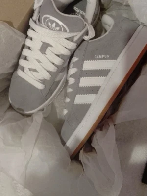 Adidas Campus skor - 42  - Säljer stiliga adidas campus väldigt fint nu inför våren och sommaren passar fint med flera outfits, skorna i storlek 42 är som helt nya ingen defekt eller tecken på användning pris på 899kr pris ej sätt i sten så kom jätte gärna med bud 😊