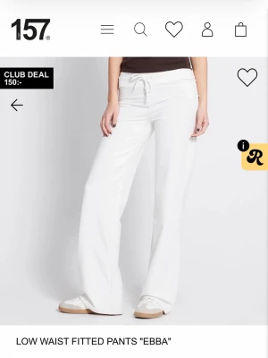 Vita low waist mjukisbyxor Ebba - Säljer ett par vita mjukisbyxor från lager med låg midja och utsvängda ben. Byxorna har dragsko i midjan och är tillverkade i ett mjukt, stretchigt material som ger en skön passform. Perfekta för en avslappnad och trendig look. Skriv för fler bilder!!💕