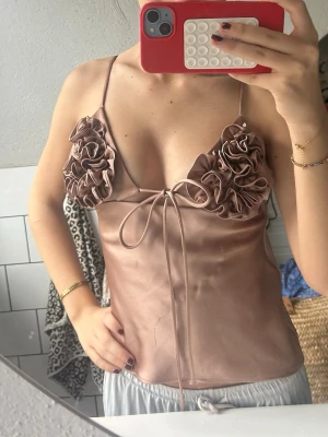 Zara topp - Jätte nice fest topp från Zara säljer då den är lite för liten för mig ❤️❤️ Knappt använd och i jätte bra skick