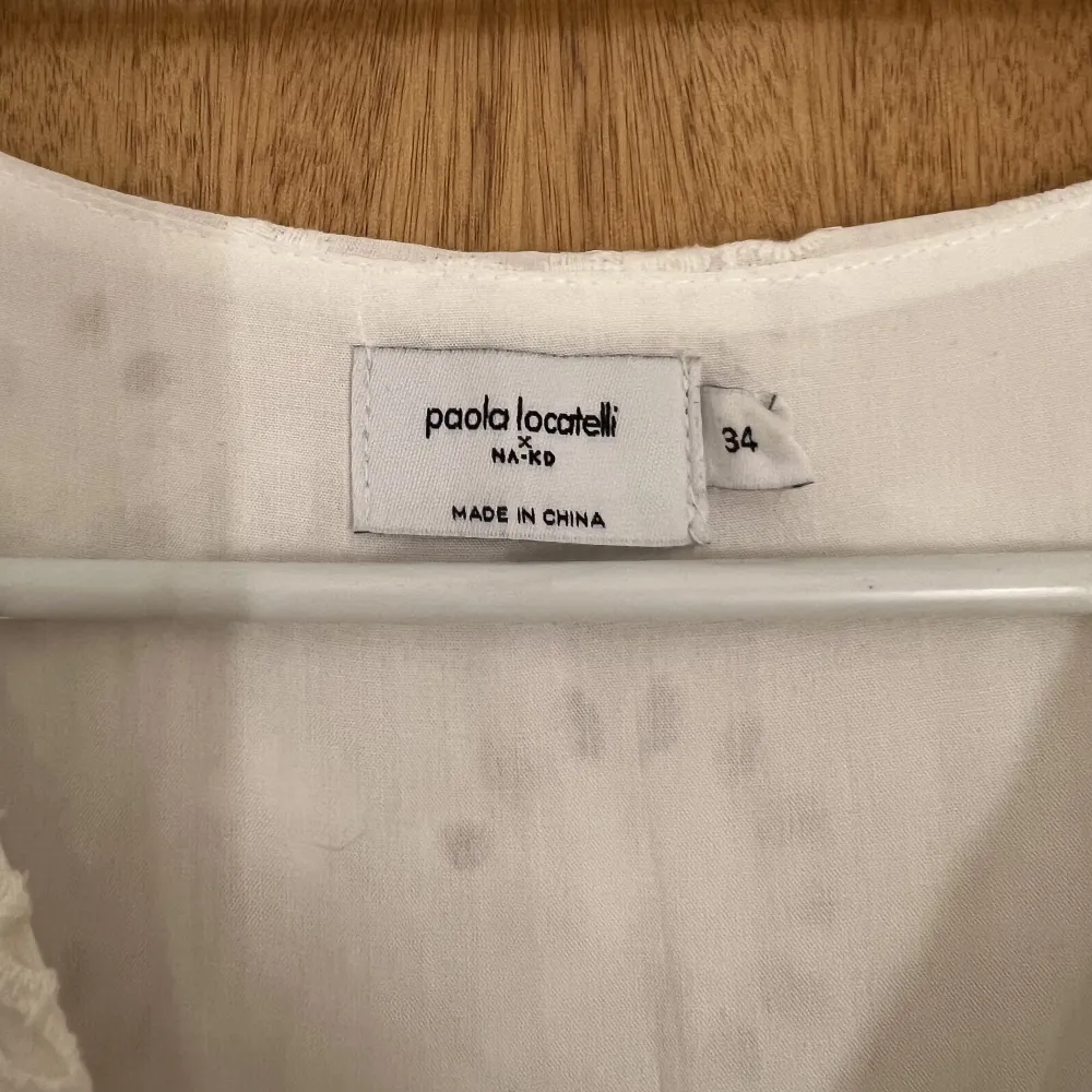 Säljer nu min fina studentklänning, broderat material, från nakd. . Mekot.