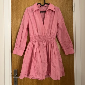Klänning  - Rosa skjortliknande klänning från zara, storlek s, true to size. Fint skick!