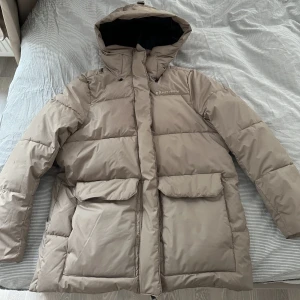Röhnisch vinterjacka - Vinter jacka från Röhnisch köpt i år, endast använd fåtal gånger. Ny skick! Storlek XS, däremot är den oversized i modellen. Nypris 2499:-