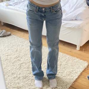 Säljer dessa lågmidjade jeans då jag har för många, midjemåttet är 65/70cm runt om. Jag är 162 och dom är ungefär 5 cm för långa. Jag står ej för frakt❤️