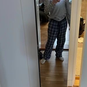 Pyjamas byxor  - Säljer jättefina pyjamas byxor pga för stora. Dom är i storlek 170. Dom är blå och i fint skick. Pris diskuteras. Ex frakt