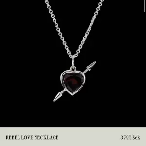 Säljer ett rebel love necklace från Maria nilsdotter. Aldrig använt. Nypris 3795 kr. Skicka meddelade för Egan bilder.