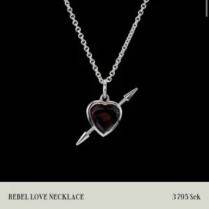 Maria Nilsdotter halsband  - Säljer ett rebel love necklace från Maria nilsdotter. Aldrig använt. Nypris 3795 kr. Skicka meddelade för Egan bilder.