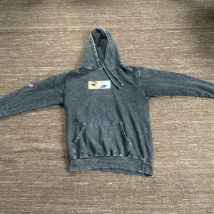 Rip N dip hoodie - Säljer nu denna  rip N dip tröja då den sällan kommer till användning. Pris ej hugget i sten vid smidig affär. 