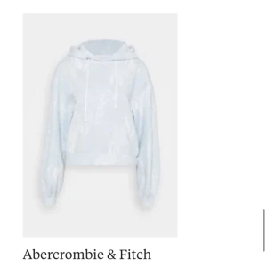 Abercrombie & Fitch hoodie - Hoodie i kroppad modell från Abercrombie & Fitch, med tiedye mönster! Liknar lite moln typ☁️🌫️ Mjukt material! Säljer då den inte är min stil längre helt enkelt 
