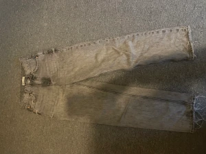Gina jeans storlek 32 - Ett par trendiga jättefina gråa midwaist jeans från Gina.
