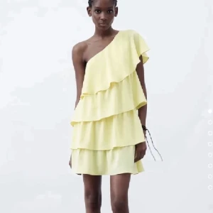 Gul klänning - Säljer denna klänning ifrån zara Aldrig använd 🫶🏻 