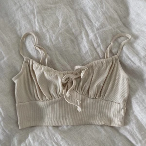 Topp - Supersöt, skön beige topp från Shein. Perfekt till sommaren och liknande. Stl XS 👼🏼