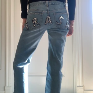 Richmond Jeans - Säljer mina John richmond ”Trash” jeans i väldigt bra skick. Storlek 28 (jag brukar ha 26). De är raka och långa (säckar sig på skorna, jag är 170). Jag har dem low waist. Jag har fler bilder. Kan mötas upp i Stockholm annars står köpare för frakten😊