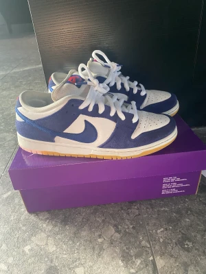 Nike SB dunk la dodgers - Nike sb dunk low la dodgers - skick 7/10  - storlek US 8,5 / EU 42  - pris 1899kr 