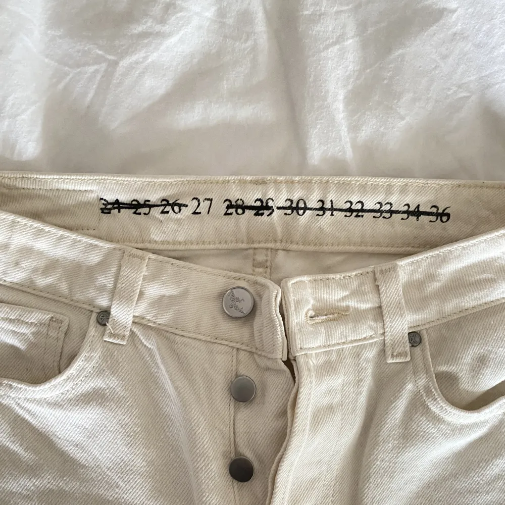 vita/offwhite jeans från bikbok, i storlek 27. i bra skick❤️. Jeans & Byxor.