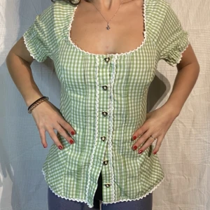 Cottagecore blus - Vintage blus, storlek 34 men passar nog större🤍 Köp nu är på!