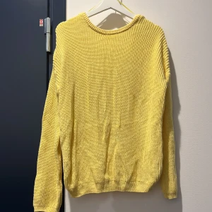 Tröja - Gul stickad tröja från NA-KD, använd fåtal gånger. 