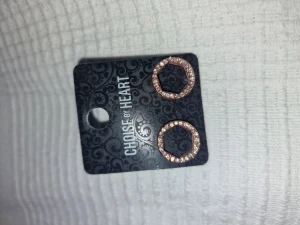 Örhängen - Fina oanvända örhängen, säljes då jag redan har ett par likadana. Nickelfria, men inte äkta guld