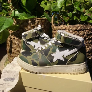 Bapesta 1 st Camo Green Mid Sneaker - Hej, säljer mina riktigt feta och unika Bapesta Sneakers i Storlek 42. Retail va runt 3000 kr i en butik i Paris och de är slutsålda worldwide. Har kvitto från köp men ingen box. Priset är inte hugget i sten. Hör av dig vid intresse!
