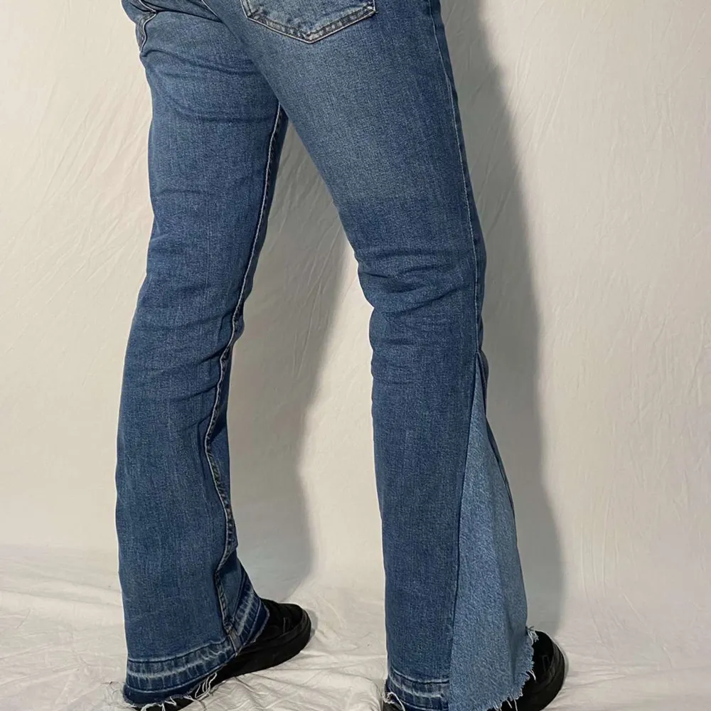 Super snygga bootcut jeans, lågmidjade . Jeans & Byxor.