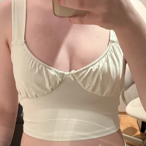 Topp från H&M - Jättefin topp från H&M som är köpt förra sommarn. Den sitter lite litet på mig så därför säljer jag den. Skriv för fler bilder eller om ni har några frågor🤍